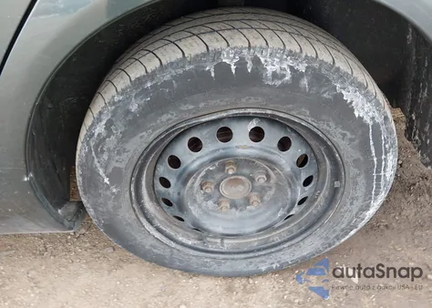 2005 Toyota Camry Le z USA, uszkodzony, nr VIN 4T1BE30KX5U045701